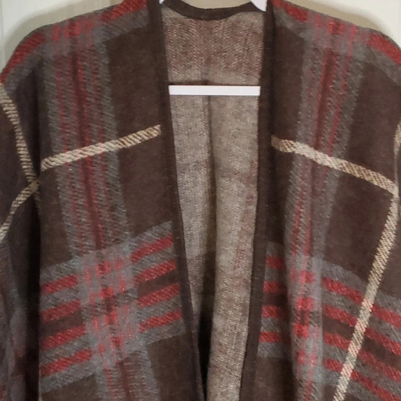 Plaid Poncho/Shawl Drape Open Front. Great colors Browns,Greys,Red and Cream - Picture 3 of 6